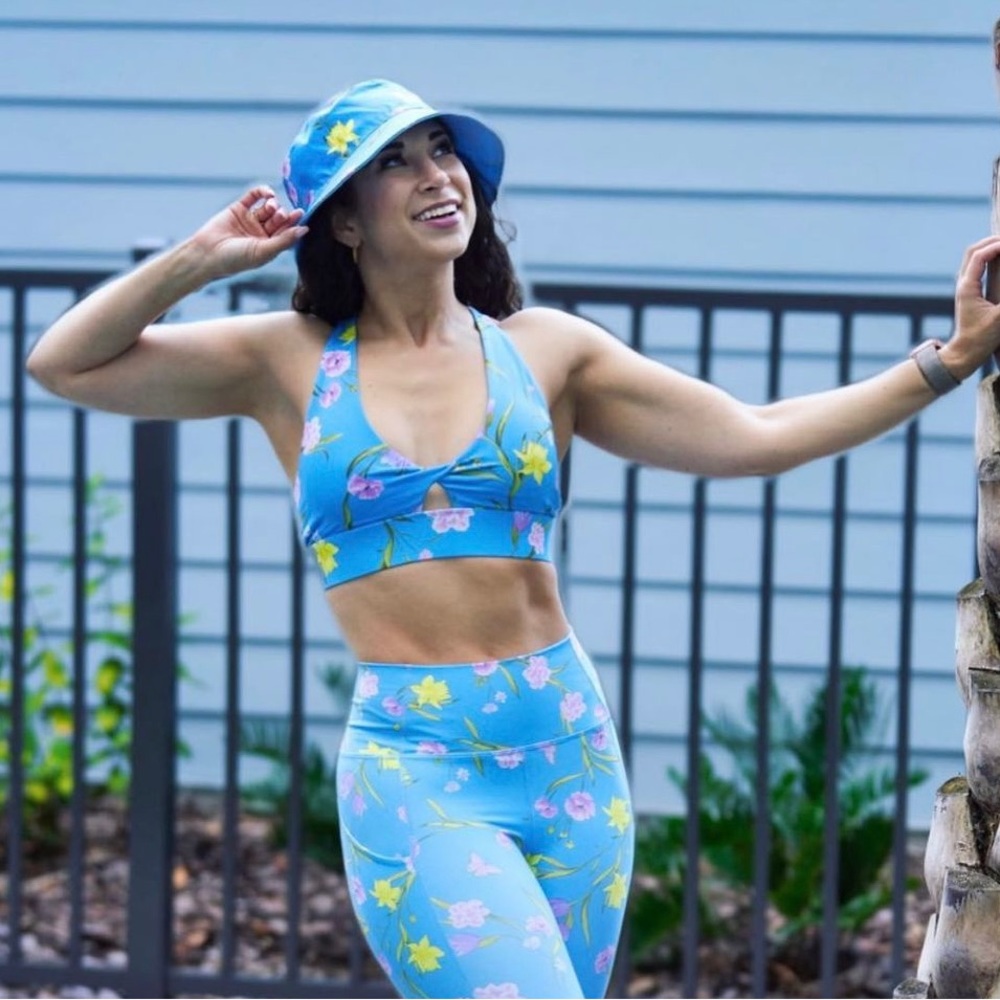 Fabletics Oasis Twist Sports Bra XS plus FREE Reversible Bucket Hat